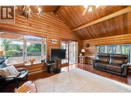4061 Torry Road, Eagle Bay, BC - Indoor Photo Showing Living Room
