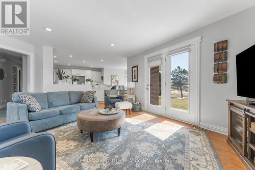 151 Duncan Drive, Mcnab/Braeside, ON - Indoor Photo Showing Living Room