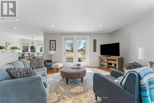151 Duncan Drive, Mcnab/Braeside, ON - Indoor Photo Showing Living Room