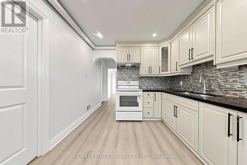 1496 Simcoe Street N, Oshawa, ON - Indoor Photo Showing Kitchen With Upgraded Kitchen