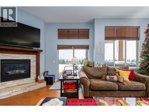 5045 Snowbird Way Unit# 2, Big White, BC - Indoor Photo Showing Living Room With Fireplace