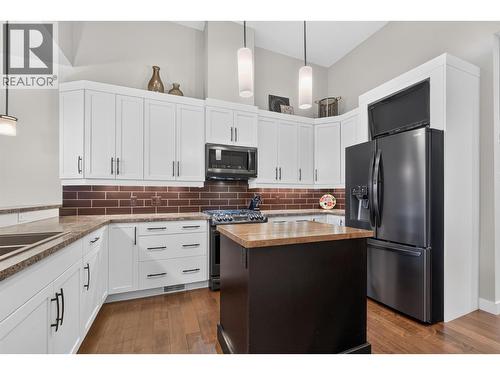 1394 Glenview Avenue, Kelowna, BC - Indoor Photo Showing Kitchen With Upgraded Kitchen