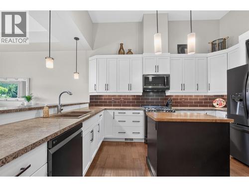 1394 Glenview Avenue, Kelowna, BC - Indoor Photo Showing Kitchen With Double Sink With Upgraded Kitchen