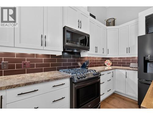 1394 Glenview Avenue, Kelowna, BC - Indoor Photo Showing Kitchen With Upgraded Kitchen