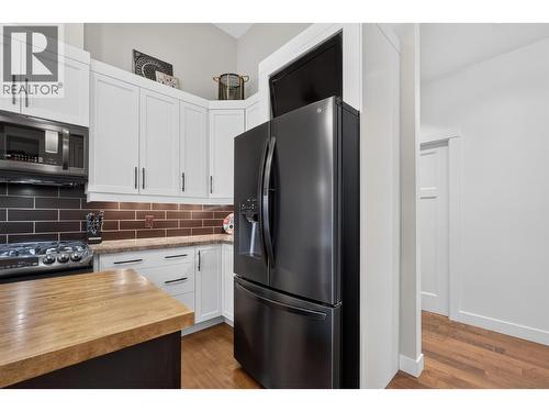 1394 Glenview Avenue, Kelowna, BC - Indoor Photo Showing Kitchen