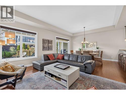1394 Glenview Avenue, Kelowna, BC - Indoor Photo Showing Living Room