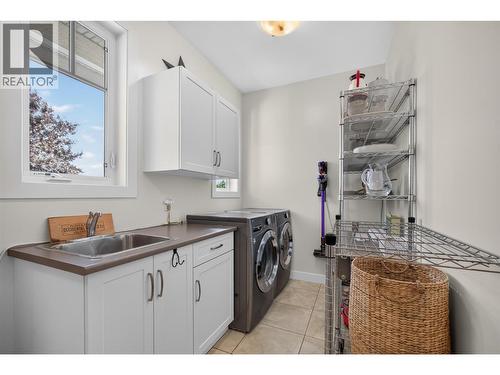 1394 Glenview Avenue, Kelowna, BC - Indoor Photo Showing Laundry Room