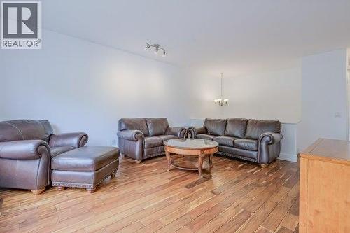 755 Birch Avenue, Kelowna, BC - Indoor Photo Showing Living Room