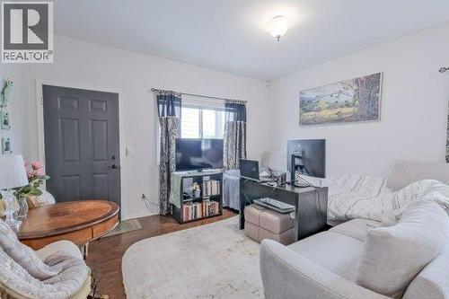 Suite - 755 Birch Avenue, Kelowna, BC - Indoor Photo Showing Living Room