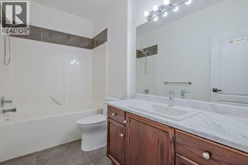 Bathroom 2 - 755 Birch Avenue, Kelowna, BC - Indoor Photo Showing Bathroom