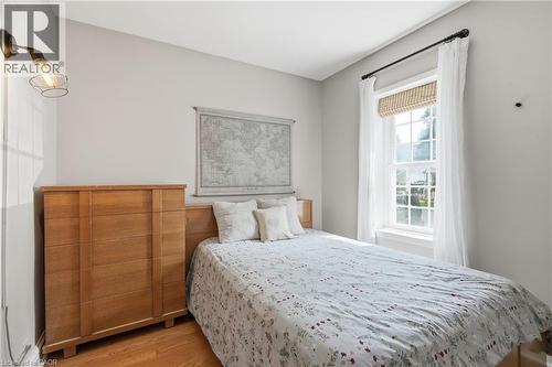 34 East 24Th Street, Hamilton, ON - Indoor Photo Showing Bedroom
