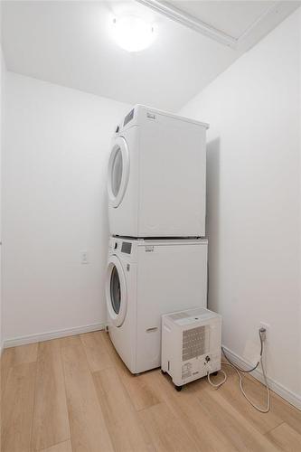 138 Parkside Crescent, Mitchell, MB - Indoor Photo Showing Laundry Room