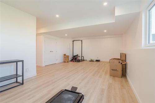 138 Parkside Crescent, Mitchell, MB - Indoor Photo Showing Other Room