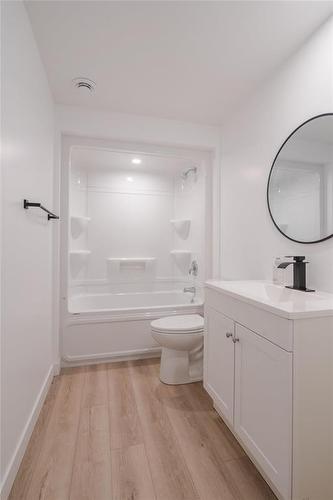 138 Parkside Crescent, Mitchell, MB - Indoor Photo Showing Bathroom