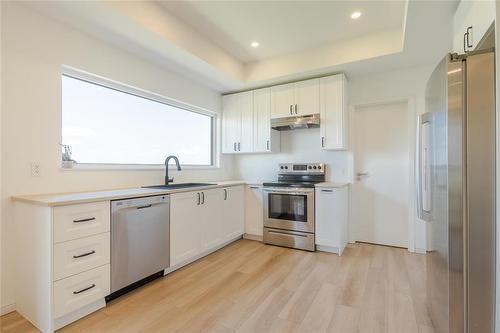 138 Parkside Crescent, Mitchell, MB - Indoor Photo Showing Kitchen