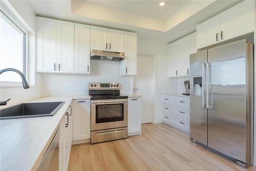 138 Parkside Crescent, Mitchell, MB - Indoor Photo Showing Kitchen With Upgraded Kitchen