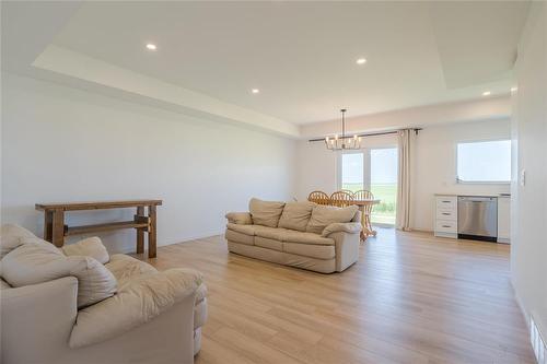 138 Parkside Crescent, Mitchell, MB - Indoor Photo Showing Living Room