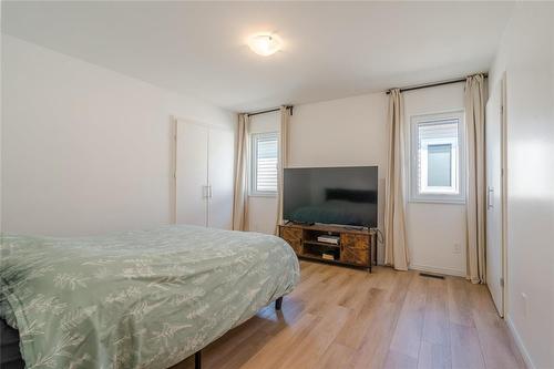 138 Parkside Crescent, Mitchell, MB - Indoor Photo Showing Bedroom