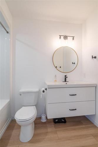 138 Parkside Crescent, Mitchell, MB - Indoor Photo Showing Bathroom