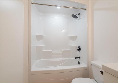 138 Parkside Crescent, Mitchell, MB - Indoor Photo Showing Bathroom
