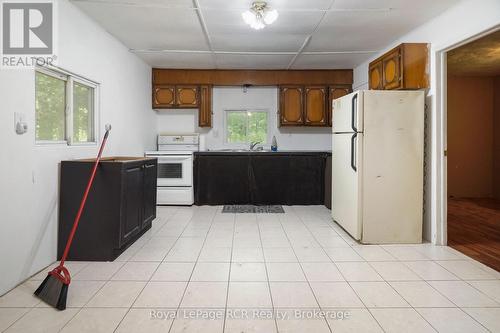 984 14 Concession E, Brockton, ON - Indoor Photo Showing Kitchen