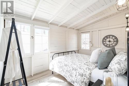 365 Robins Point Road, Tay, ON - Indoor Photo Showing Bedroom