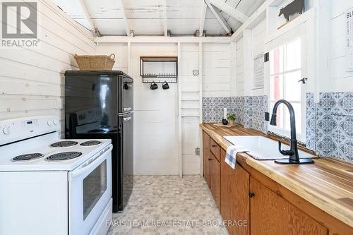 365 Robins Point Road, Tay, ON - Indoor Photo Showing Kitchen