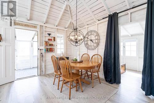365 Robins Point Road, Tay, ON - Indoor Photo Showing Dining Room