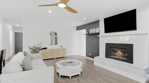 728 Driftwood Place, Kamloops, BC - Indoor Photo Showing Living Room With Fireplace