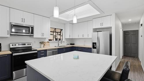 728 Driftwood Place, Kamloops, BC - Indoor Photo Showing Kitchen With Stainless Steel Kitchen With Double Sink With Upgraded Kitchen