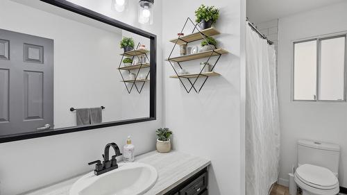 728 Driftwood Place, Kamloops, BC - Indoor Photo Showing Bathroom
