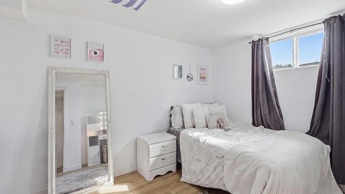 728 Driftwood Place, Kamloops, BC - Indoor Photo Showing Bedroom