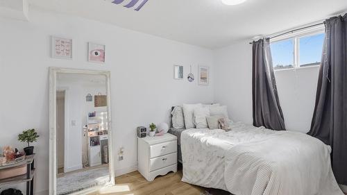 728 Driftwood Place, Kamloops, BC - Indoor Photo Showing Bedroom