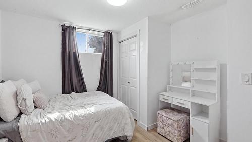 728 Driftwood Place, Kamloops, BC - Indoor Photo Showing Bedroom