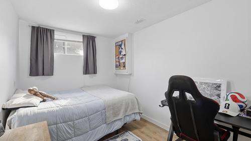 728 Driftwood Place, Kamloops, BC - Indoor Photo Showing Bedroom