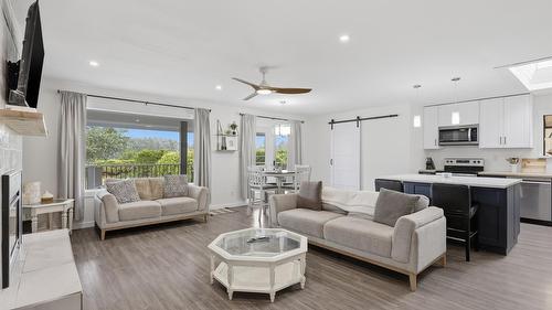 728 Driftwood Place, Kamloops, BC - Indoor Photo Showing Living Room