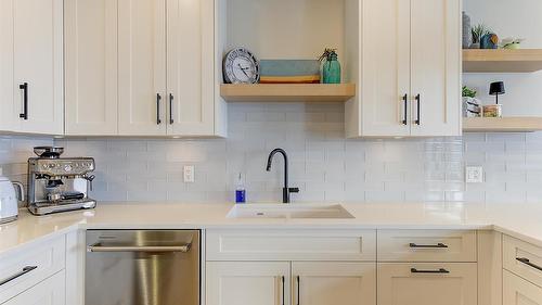 5979 Princess Street, Peachland, BC - Indoor Photo Showing Kitchen With Upgraded Kitchen