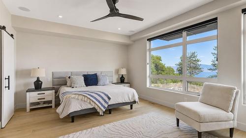 5979 Princess Street, Peachland, BC - Indoor Photo Showing Bedroom