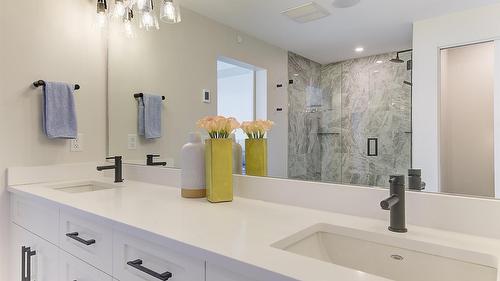 5979 Princess Street, Peachland, BC - Indoor Photo Showing Bathroom