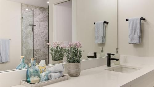 5979 Princess Street, Peachland, BC - Indoor Photo Showing Bathroom