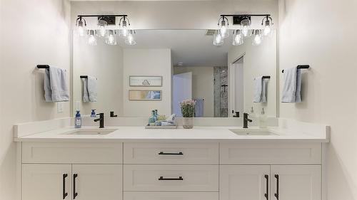 5979 Princess Street, Peachland, BC - Indoor Photo Showing Bathroom