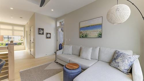 5979 Princess Street, Peachland, BC - Indoor Photo Showing Living Room