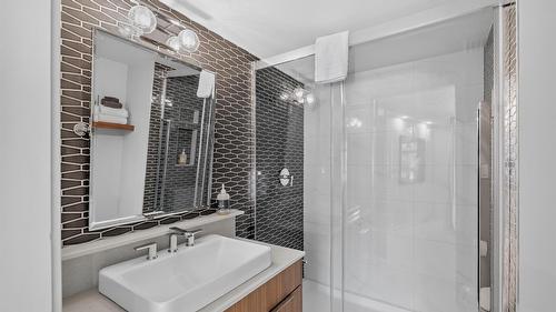 202-2050 Summit Drive, Panorama, BC - Indoor Photo Showing Bathroom