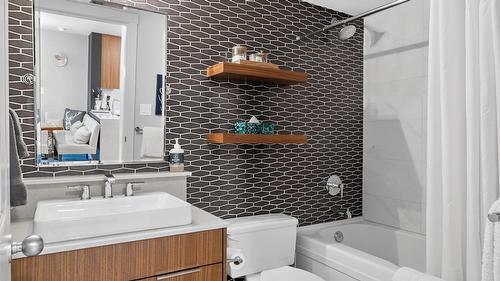 202-2050 Summit Drive, Panorama, BC - Indoor Photo Showing Bathroom
