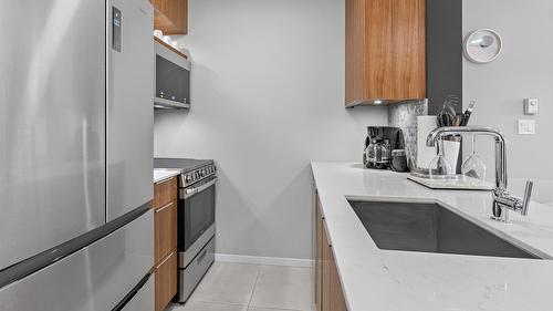 202-2050 Summit Drive, Panorama, BC - Indoor Photo Showing Kitchen
