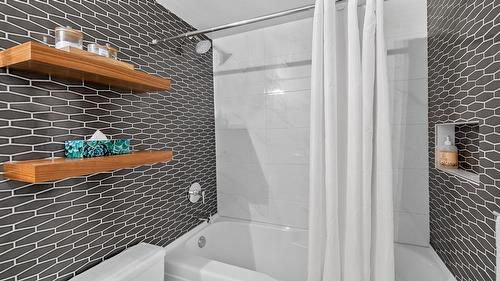 202-2050 Summit Drive, Panorama, BC - Indoor Photo Showing Bathroom