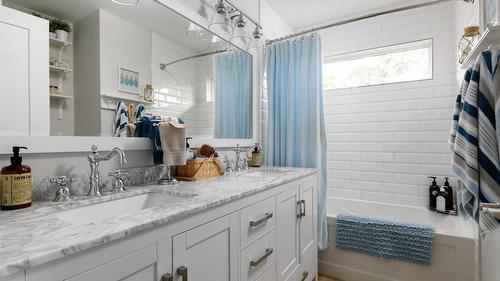 11935 Okanagan Centre Road, Lake Country, BC - Indoor Photo Showing Bathroom
