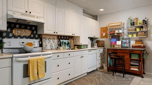 11935 Okanagan Centre Road, Lake Country, BC - Indoor Photo Showing Kitchen