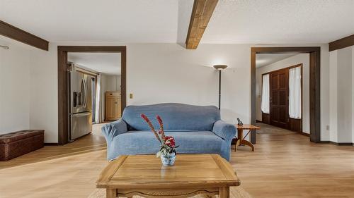 7603 De Jong Drive, Coldstream, BC - Indoor Photo Showing Living Room