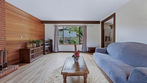 7603 De Jong Drive, Coldstream, BC - Indoor Photo Showing Living Room